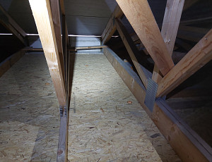 Zateplení stropu bytového domu pomocí foukané izolace